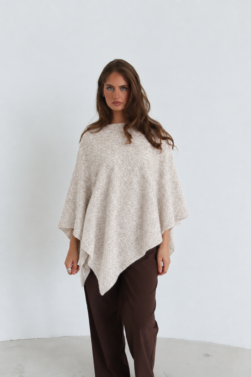 Asymmetrischer Strickponcho