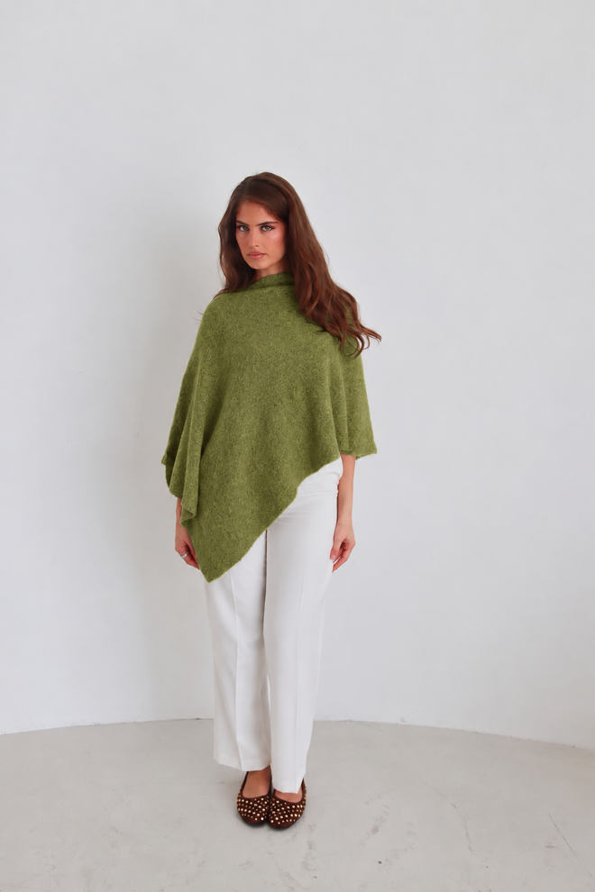 Asymmetrischer Strickponcho