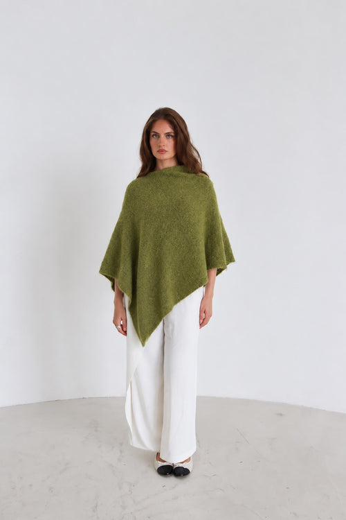 Asymmetrischer Strickponcho