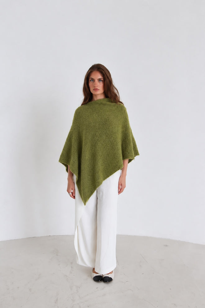 Asymmetrischer Strickponcho