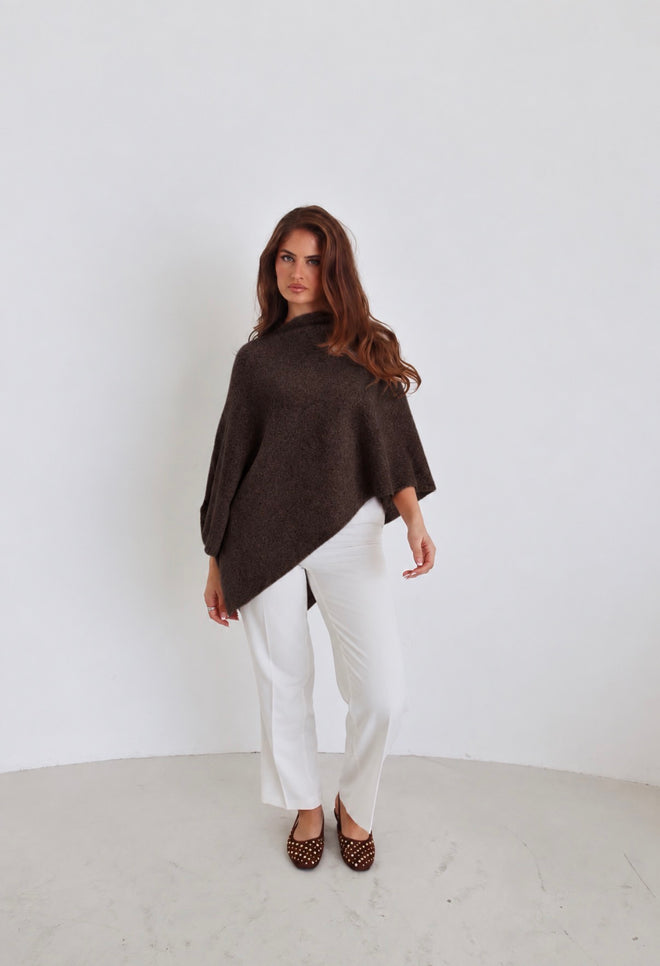 Asymmetrischer Strickponcho