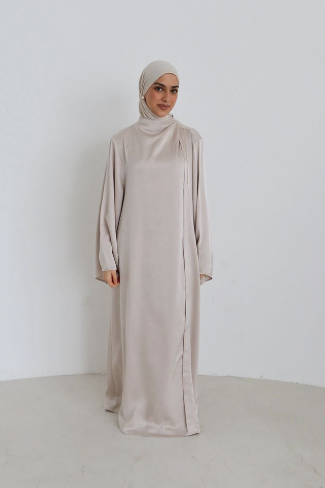 Inaya Satin Kleid